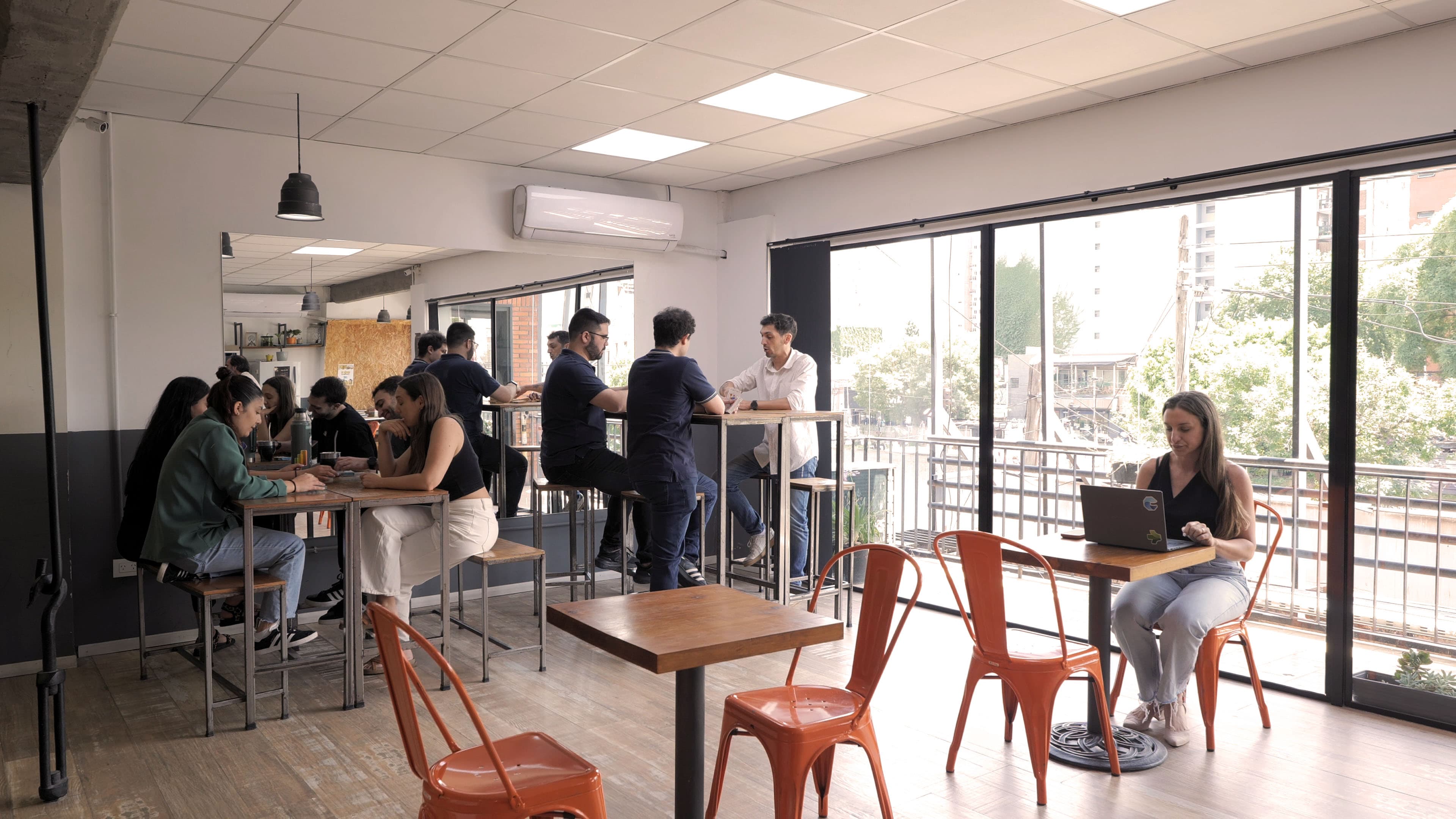 Personas trabajando en un espacio compartido