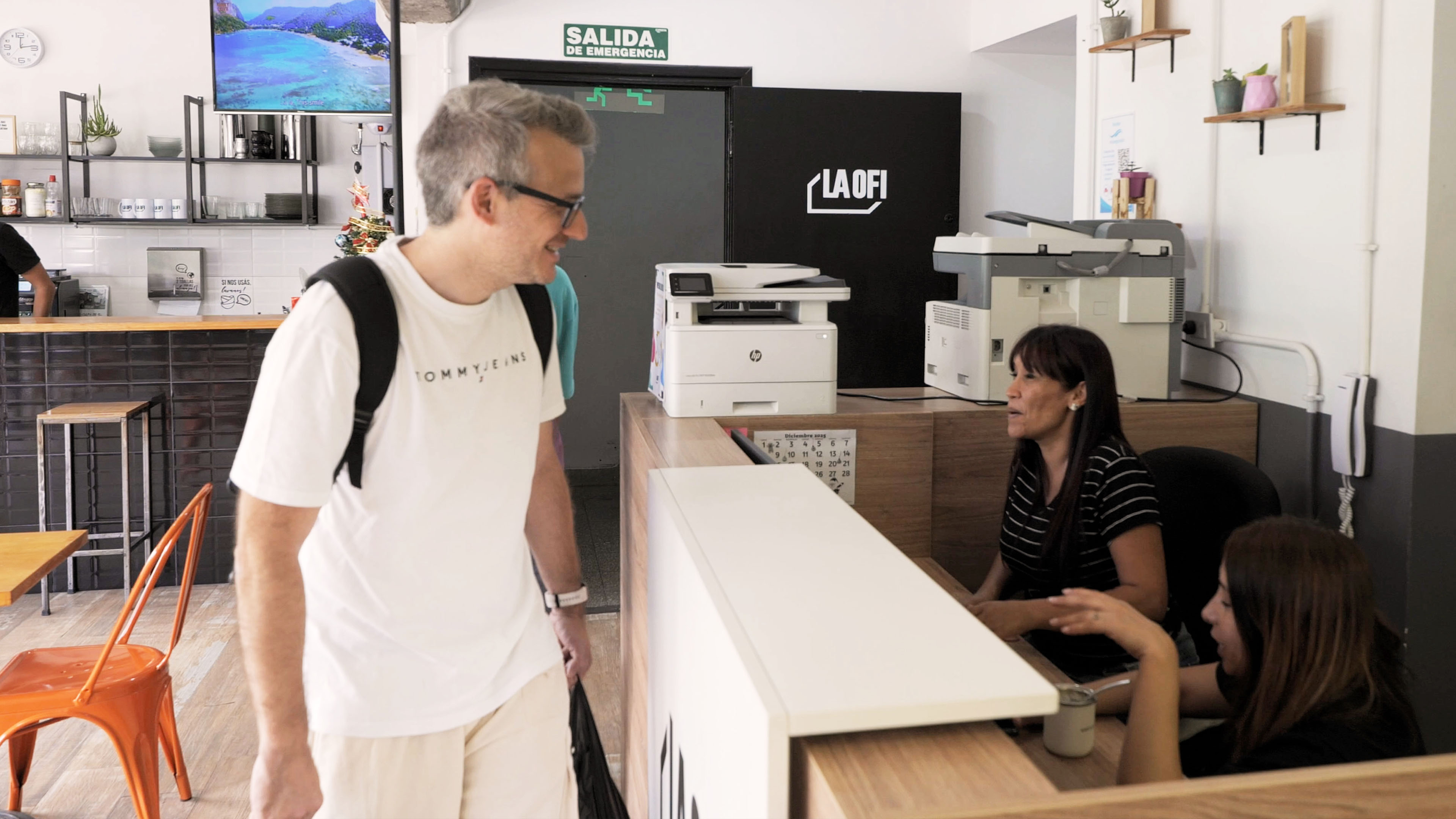 Personas trabajando en La Ofi